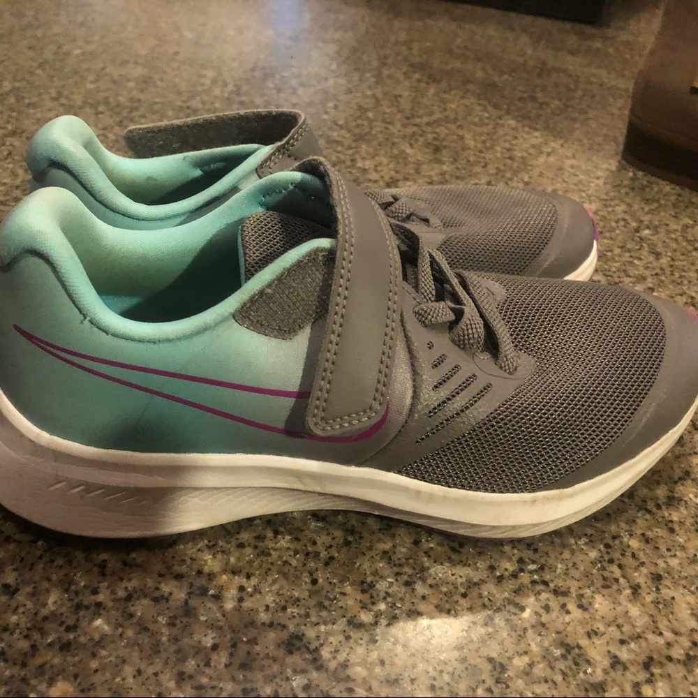Girls Nike size 1y. Very Good condition.
